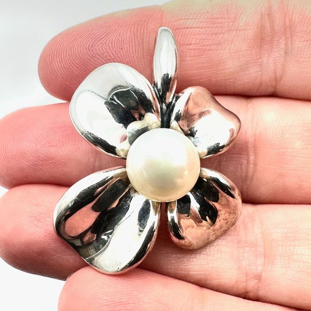 Ann King Women's Pendant Sterling Silver White Pearl Flower Design